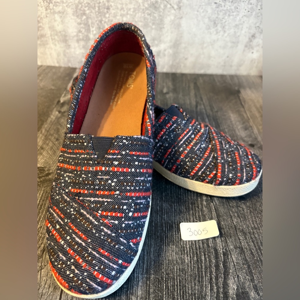 Ladies Toms Avalon Red and Blue textured denim slip-on shoes size 10